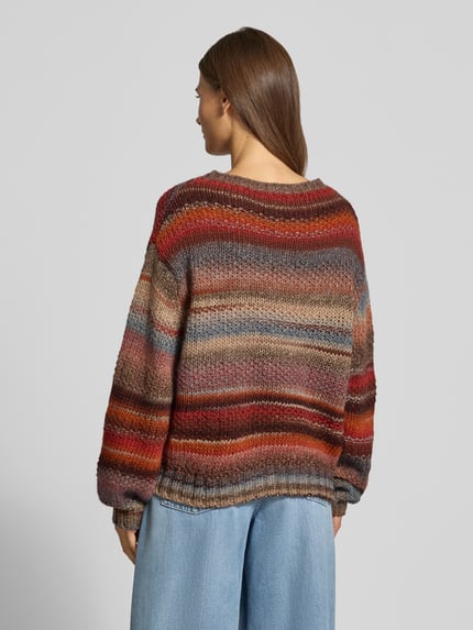 Frauenmodel trägt Strickpullover im Allover-Look Modell 'F*rhaven' von LOLLYS LAUNDRY, Baumwoll-Mix, Relaxed Fit, mehrfarbig, melierte Textur, Rundhalsausschnitt, Rückenansicht, Ganzkörperansicht Rückansicht.