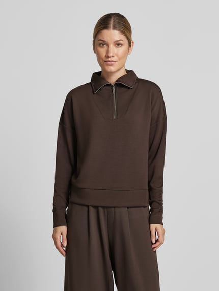 Frauenmodel trägt Troyer mit Stehkragen und Reißverschluss von Christian Berg Woman, dunkelbraun, Material-Mix mit Modal-Anteil, Regular Fit, Ganzkörperansicht von vorne.