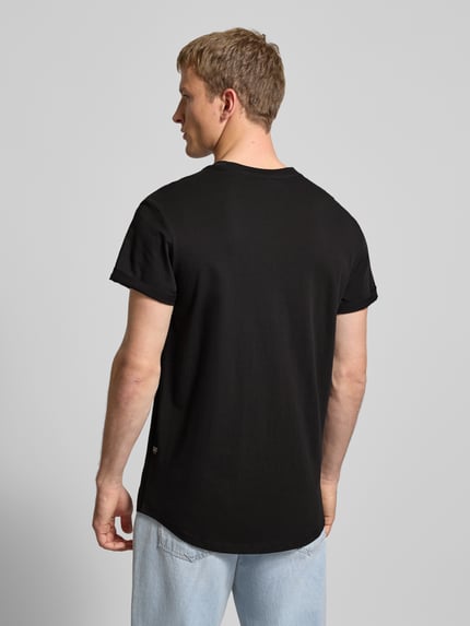 Männermodel trägt T-Shirt mit Label-Detail von G-Star in Schwarz, aus reiner Bio-Baumwolle, gerader Schnitt, Rückenlänge 76 cm, Ganzkörperansicht Rückansicht.
