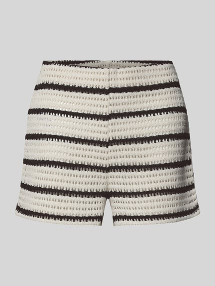 Produktfoto, Shorts im Allover-Look Modell 'MIFFY' von MANGO in Schwarz-Weiß mit Streifen und Häkelstruktur, Regular Fit, elastischer Bund.