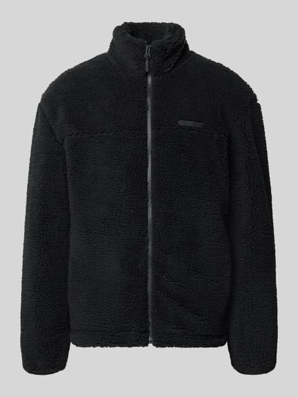 Produktfoto, schwarze Fleecejacke mit Label-Detail und Reißverschluss von REVIEW, Teddyfell-Textur, Regular Fit, Stehkragen.
