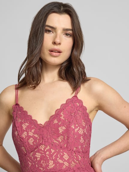 Frauenmodel trägt knielanges Cocktailkleid mit Spitze und Spaghettiträgern von Jake*s Cocktail aus Baumwoll-Mix, Nahaufnahme Oberkörper.