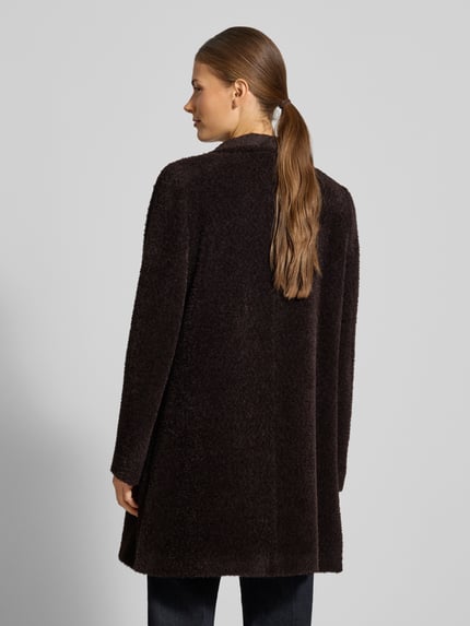Frauenmodel trägt Mantel aus Schurwolle-Alpaka-Mix mit Stehkragen von ICONS Cinzia Rocca in dunkler Farbe, Rückenansicht, Regular Fit, strukturierte Oberfläche, Eingrifftaschen, Knopfverschluss, Schulterbreite 44 cm, Brustweite 51 cm, Ärmellänge 66 cm, Rückenlänge 89 cm, Ganzkörperansicht Rückansicht.