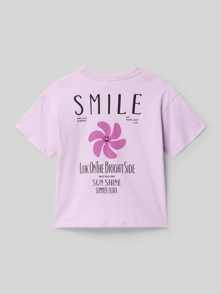 Mädchen trägt Regular Fit Kinder T-Shirt aus reiner Baumwolle Modell 'SUN-VERAS' von Only, Optik: Unifarben, Motiv-Print, Jersey, Ganzkörperansicht Rückansicht.