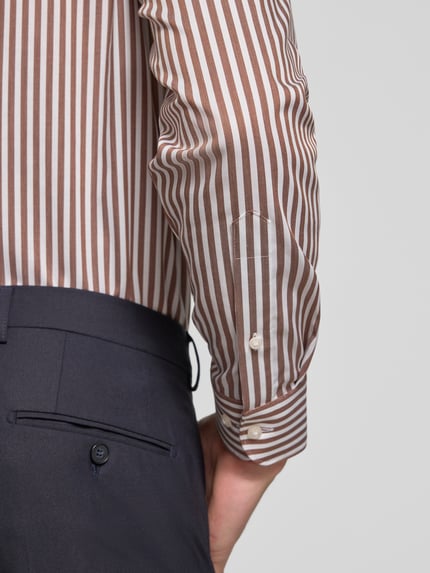 Männermodel trägt Comfort Fit Businesshemd aus reiner Baumwolle von OLYMP, braun-weiß gestreift, Nahaufnahme Oberkörper, Herren Businesshemd von OLYMP Luxor