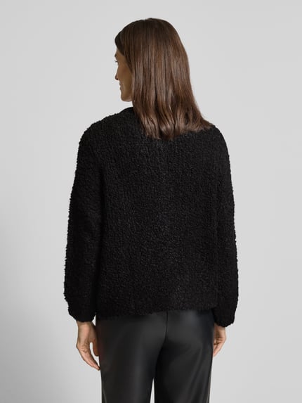 Vrouwenmodel draagt Loose Fit Strickjacke met Woll-Anteil van VILLA SOPHIE, look effen, materiaalmix met wol, bouclé, knoopsluiting, ronde hals, Ganzkörperansicht Rückansicht.