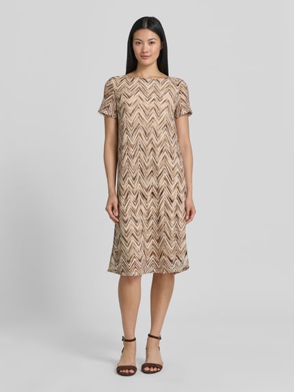Frauenmodel trägt Regular Fit Freizeitkleid mit Lochstrickmuster von s.Oliver BLACK LABEL, beige-brauner Zickzackprint, Ganzkörperansicht von vorne.
