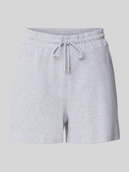 Produktfoto, szare szorty z fakturowanym wzorem z bawełny, krój regular fit, elastyczny pas z trokiem, Model 'Elow' od OH APRIL, szerokość w rozmiarze S: 39 cm, długość wewnętrzna nogawki w rozmiarze S: 9 cm