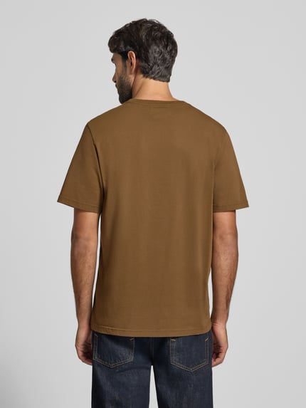Männermodel trägt braunes T-Shirt mit Label-Print Modell 'Bobby' von Wood Wood aus reiner Baumwolle, Regular Fit, Ganzkörperansicht Rückansicht.