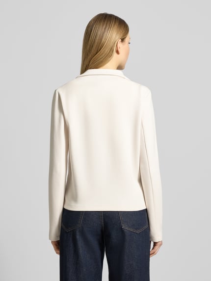 Vrouwenmodel draagt Sweatblazer met zakken en revers van Christian Berg Woman in materiaalmix met modal, regular fit, reverskraag, knoopsluiting. Volledig lichaamsbeeld achteraan.