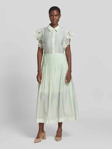 Frauenmodel trägt Regular Fit Bluse mit Spitzenbesatz Modell 'MOLLY' von Copenhagen Muse aus Material-Mix mit Stretch-Anteil, Ganzkörperansicht von vorne.