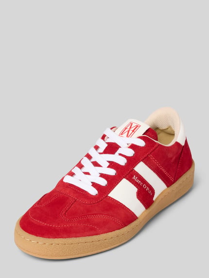 Produktfoto, Low Top Sneaker aus echtem Rindsvelours von Marc O'Polo in Rot mit weißen Details, runde Schuhspitze, strukturierte Sohle, flacher Absatz, Label-Prägung und Logo-Print