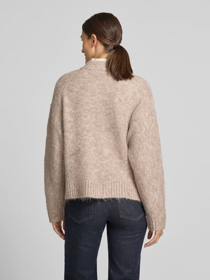 Frauenmodel trägt Cardigan mit Stehkragen Modell 'Taura' von Neo Noir, regular fit, Woll-Mix, beige Farbe, Rückenansicht, Ganzkörperansicht Rückansicht.
