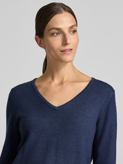 Vrouwenmodel draagt Regular Fit Sweatshirt uit viscosemix van Christian Berg Woman in donkerblauw met V-hals, ribboorden, Nahaufnahme Oberkörper. Ruglengte maat S 63 cm, mouwlengte maat S 48 cm.