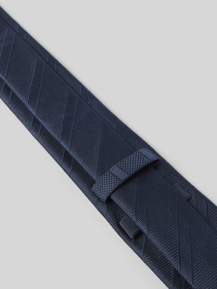 Productfoto, Seidenkrawatte mit Strukturmuster (7 cm) van JOOP! Collection in klassiek blauw met reliëfpatroon van zuivere zijde, allover-look, breedte 7 cm.