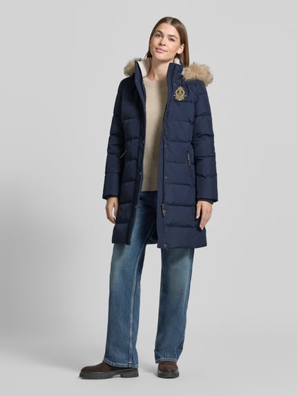 Frauenmodel trägt Steppmantel mit Kapuze von LAUREN RALPH LAUREN in Dunkelblau, Longline, Logo-Stitching, Ganzkörperansicht von vorne