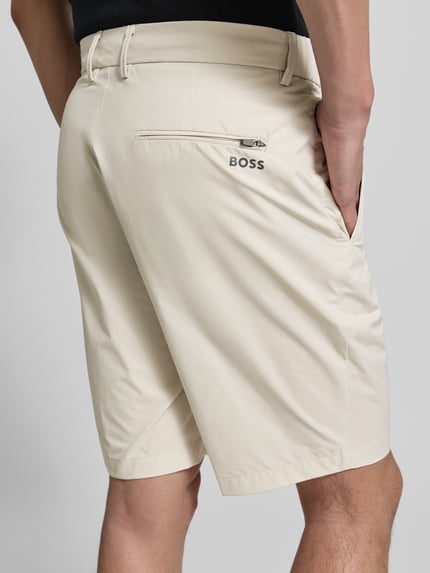 Männermodel trägt Regular Fit Shorts mit elastischem Bund Modell 'S_SPEEDFLEX' von BOSS Green, Optik: Unifarben, Label-Print, Gürtelschlaufen, Knopf und verdeckter Reißverschluss, seitliche Eingrifftaschen, Gesäßtaschen, Ganzkörperansicht Rückansicht.