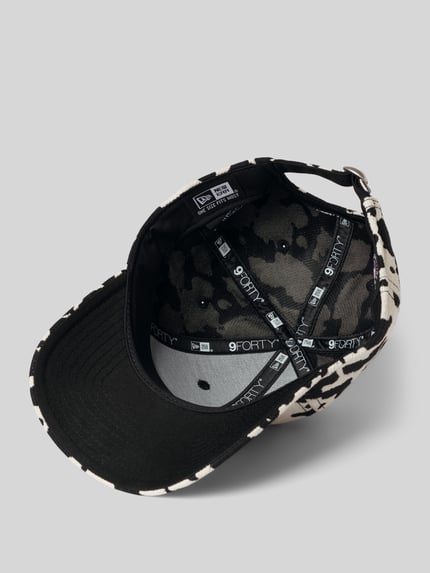 Produktfoto, Base Cap mit Viskose-Anteil Modell '9FORTY' von New Era im Material-Mix mit Allover-Animal-Print und Motiv-Stitching