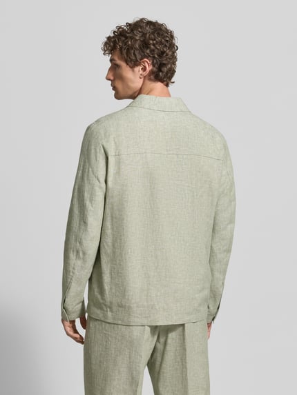 Männermodel draagt Relaxed Fit Overshirt uit linnenmix met kentkraag van MCNEAL, mix van linnen en katoen, ruglengte 69 cm, heren, ganzichaamsaanzicht rugaanzicht.