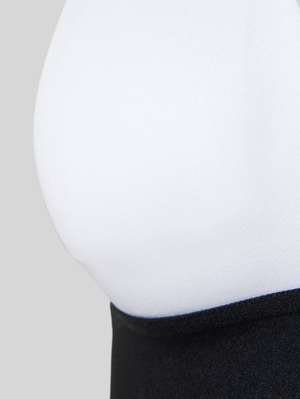 Mädchen trägt Slim Fit BH mit Logo-Stitching von Calvin Klein Underwear, biały i czarny, elastyczny materiał, krój slim fit, detal, nahaufnahme Oberkörper.