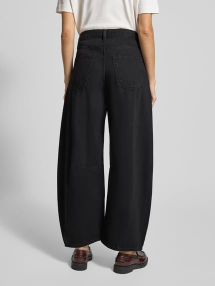 Frauenmodel trägt Barrel Jeans mit Eingrifftaschen Modell 'HORSESHOE' von GAP, Baumwoll-Lyocell-Mix, schwarze Farbe, Ganzkörperansicht Rückansicht.
