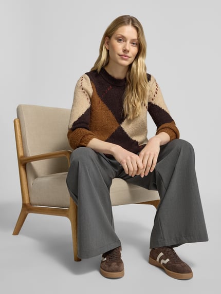 Frauenmodel trägt Pullover mit Rundhalsausschnitt Modell 'SC-HACER YD 2' von SOYACONCEPT, mehrfarbiges Strickmaterial mit Argyle-Muster, geometrisch, lange Ärmel, Ganzkörperansicht von vorne.