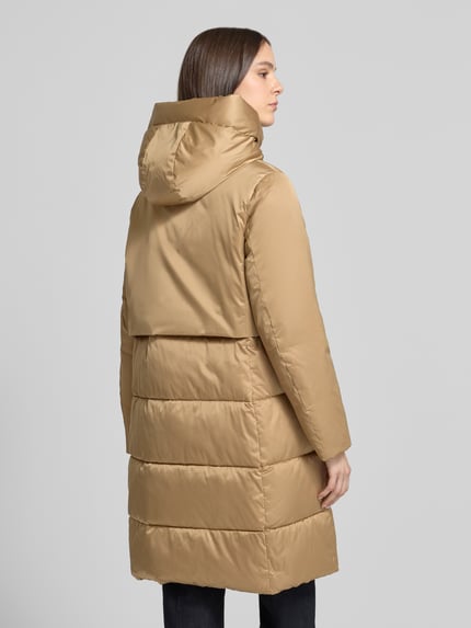 Frauenmodel trägt Steppmantel mit Kapuze Modell 'CARMEN' von JOOP!, uni sandfarben, Longline, Teilungsnähte, Rückansicht Ganzkörperansicht.