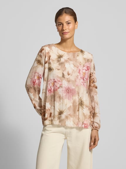 Modelka nosi bluzkę Regular Fit Bluse mit Plisseefalten Modell 'An44nii' od ZABAIONE z okrągłym dekoltem, wzór na całej powierzchni, plisy, beżowe i różowe kwiaty, długość tyłu w rozmiarze S: 60 cm, długość rękawów w rozmiarze S: 58 cm, widok na cały przód.