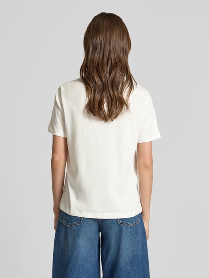 Frauenmodel trägt Damen T-Shirt mit Rundhalsausschnitt Modell 'SYBILLA' von Vila aus Reine Baumwolle, Regular-Fit, Stitching, Rückansicht, Rückenlänge bei Größe S 60 cm.