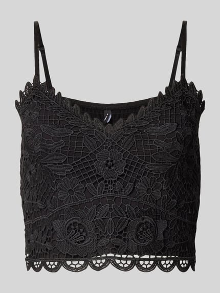 Frauenmodel trägt Slim Fit Trägertop aus Viskose-Mix Modell 'HONEY' von Only, Optik: Unifarben, Spitze, Cropped, Ganzkörperansicht von vorne.