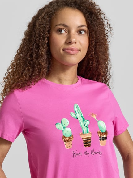 Frauenmodel trägt Damen T-Shirt von Only, Modell 'KITA', Optik: Unifarben, Passform: Slim-Fit, Motiv-Print mit Pailletten, Rundhals, Kurzarm, Materialverarbeitung: Jersey, Material: reine Baumwolle, Nahaufnahme Oberkörper.