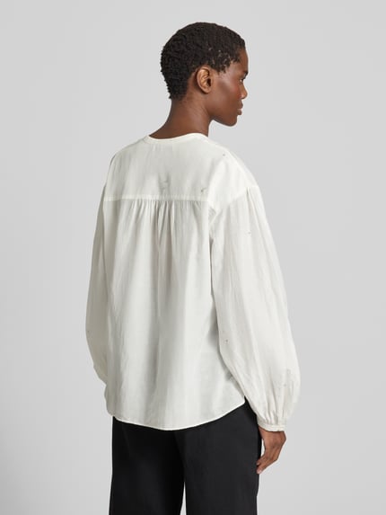 Modelka nosi Regular Fit Bluse mit Ziersteinbesatz von Luisa Cerano, biała bluzka z okrągłym dekoltem, listwa guzikowa, długość tyłu 66 cm, długość rękawów 56 cm, widok całej sylwetki z tyłu.