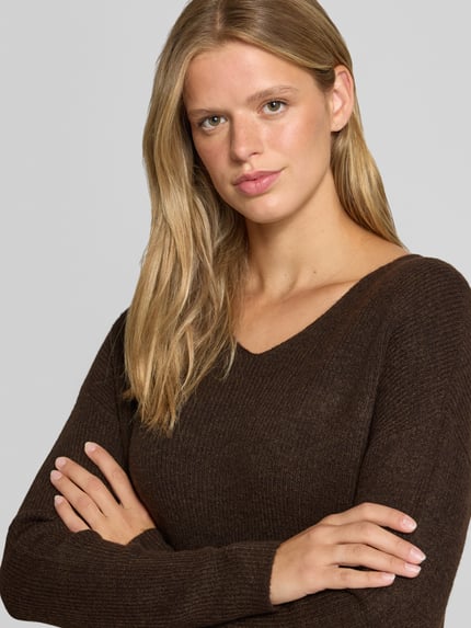Vrouwenmodel draagt Regular Fit pullover met v-hals model 'CAMILLA' van ONLY, Dames pullover, Nahaufnahme bovenlichaam.