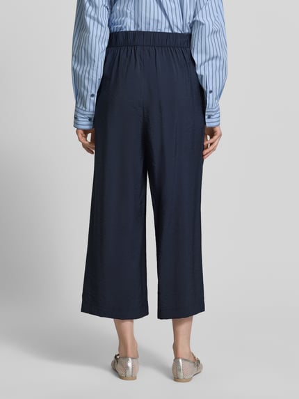 Vrouwenmodel draagt Loose Fit Culotte uit viscosemix van s.Oliver RED LABEL, look: effen kleuren, boord elastisch, zij-steekzakken, popeline materiaalverwerking, geheel achteraanzicht