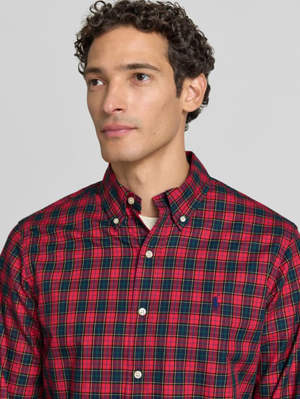 Männermodel trägt Custom Fit Freizeithemd aus reiner Baumwolle von Polo Ralph Lauren, rot-grün kariert, Nahaufnahme Oberkörper.