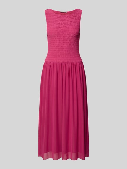 Produktfoto, Midikleid aus Mesh mit Smok-Details von Christian Berg Woman Selection in kräftigem Pink, gerader Schnitt, strukturierte Oberfläche.
