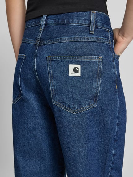 Frauenmodel trägt Wide Leg Jeans im 5-Pocket-Design Modell 'Brandon' von Carhartt Work In Progress aus Reine Baumwolle, Nahaufnahme Rückansicht.