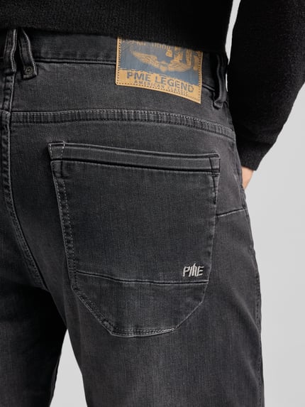 Männermodel trägt Jeans mit 5-Pocket-Design van PME Legend, rechte snit, katoenmix met viscose, labeldetail, detailopname rug.
