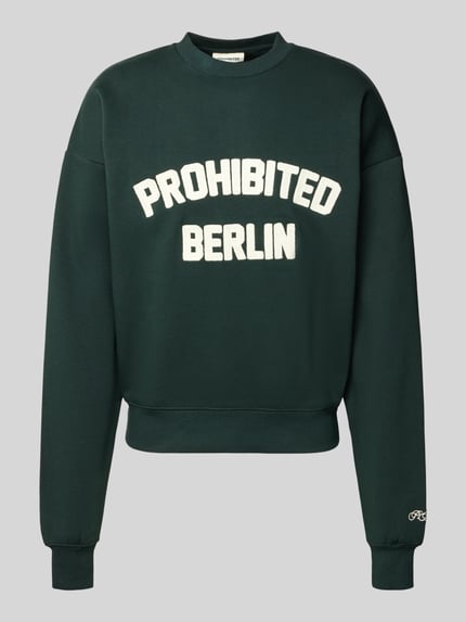 Produktfoto, Oversized Sweatshirt mit Label-Detail von PROHIBITED, Herren Sweatshirt aus dunkelgrünem Baumwoll-Mix, gerippte Abschlüsse, Rundhalsausschnitt, Label-Detail, Rückenlänge 68 cm, Ärmellänge 70 cm.