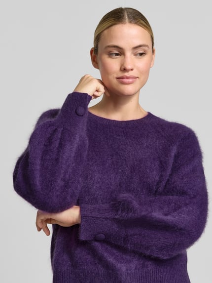 Kobieta prezentuje Regular Fit Pullover aus Kaschmir-Mix mit Woll-Anteil von HERZENS, fioletowy, imitacja dzianiny, okrągły dekolt, elastyczne wykończenia; Mieszanka kaszmiru i dodatek wełny, długość tyłu w rozmiarze 36: 55 cm, długość rękawa w rozmiarze 36: 65 cm, detaliczne ujęcie górnej części ciała.