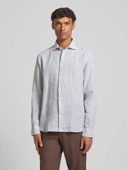 Mannelijk model draagt Modern Fit Freizeithemd aus Leinen mit Kentkragen van Matinique, witte en grijze strepen, knopen, linnen textuur, lange mouw, sportmanchet, verlengde rug, model 'Marcshort', voorkant totaalbeeld.