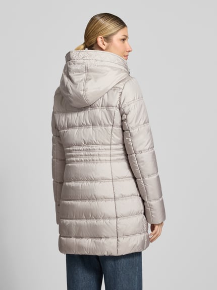 Frauenmodel trägt Steppmantel mit Kapuze Modell 'LT SEPTEMBER' von BETTY BARCLAY in Unifarbe mit Struktur und Zierknöpfen, Ganzkörperansicht Rückansicht.