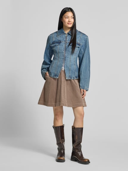 Frauenmodel trägt Ausgestellter Midi-Rock aus reiner Baumwolle von Marc O'Polo in Hellbraun mit sichtbarer Struktur, Ganzkörperansicht von vorne. Damen Midi-Rock von Marc O'Polo