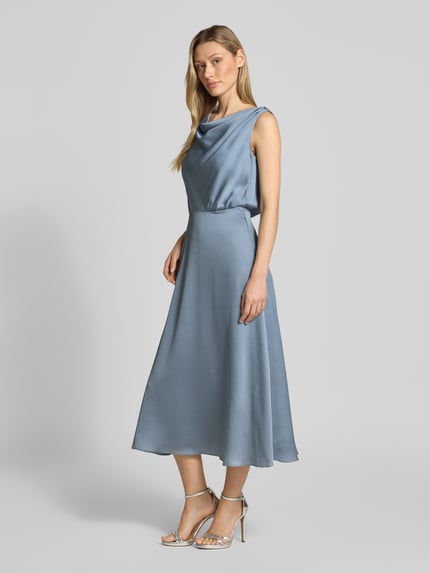Vrouwenmodel draagt Cocktailkleid met Wasserfall-Ausschnitt van Swing in lichtblauw, getailleerde pasvorm, midi-jurk, gladde textuur, ruglengte maat 36: 128 cm, borstwijdte maat 36: 47 cm, ritssluiting achter, geheel van voren.
