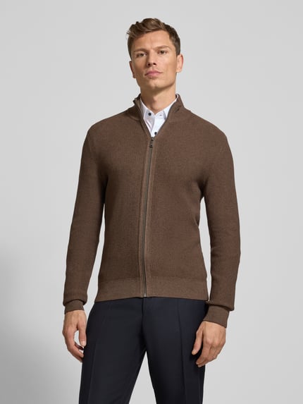 Mannenmodel draagt Strickjacke mit Reißverschluss van MCNEAL, bruine katoen, slim fit, ribboorden, opstaande kraag, volledige ritssluiting, frontale volledige lichaamsopname.