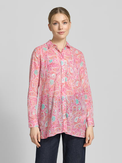 Frauenmodel trägt Regular Fit Bluse im Allover-Look von Milano Italy aus reiner Baumwolle, Muster in Pink und Türkis, Ganzkörperansicht von vorne.