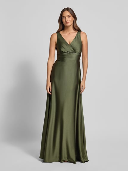 Vrouwenmodel draagt Avondjurk van satijn met V-hals van TROYDEN COLLECTION, figuurvolgende fit, maxi-jurk, groene tint, Ganzkörperansicht von vorne