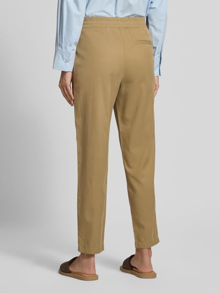 Frauenmodel trägt Hose mit elastischem Bund von Jake*s Casual in Beige, Material-Mix mit Baumwoll-Anteil, Ganzkörperansicht Rückansicht.