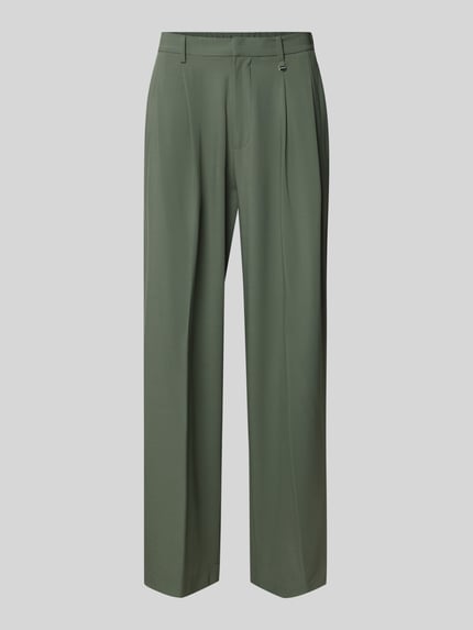 Produktfoto, Stoffhose mit Label-Detail von Antony Morato in Olivgrün, lockerer Schnitt, elastischer Bund, Bundfalten, glatte Textur