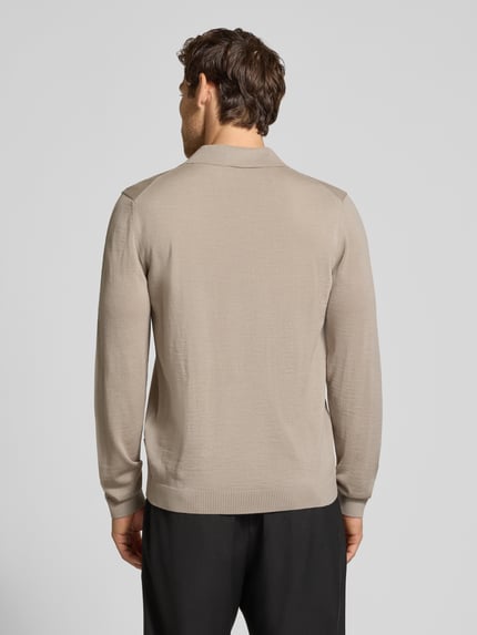 Männermodel trägt Regular Fit Strickpullover aus reiner Schurwolle mit Polokragen von MAERZ Muenchen, beige, Rückenansicht, Ganzkörperansicht Rückansicht. Rückenlänge 68 cm, Ärmellänge 67 cm, elastische Abschlüsse.